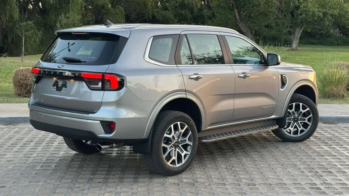 Ford Everest SUV vista traseira.