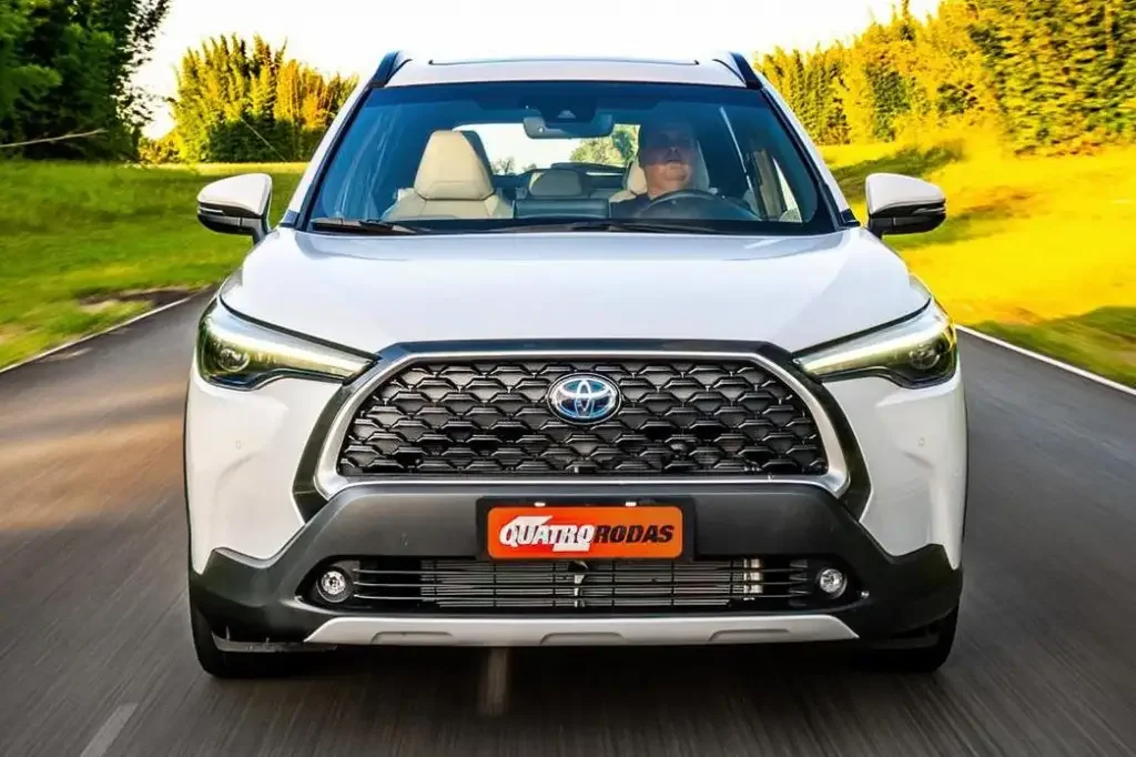 Toyota Corolla Cross híbrido em movimento
