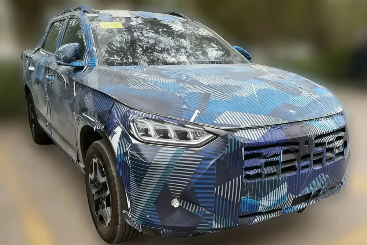 Picape da BYD em destaque na cidade.