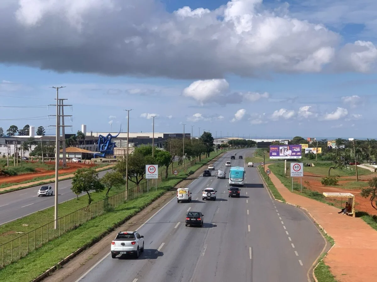 Tr&acirc;nsito em uma cidade com v&aacute;rios tipos de ve&iacute;culos.
