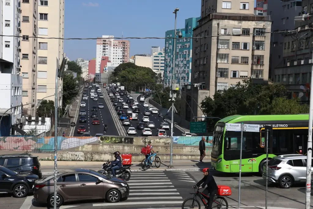 Vista a&eacute;rea de uma rodovia com carros em movimento.