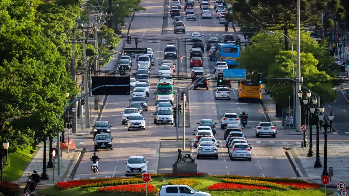 Tr&acirc;nsito intenso em uma avenida movimentada.
