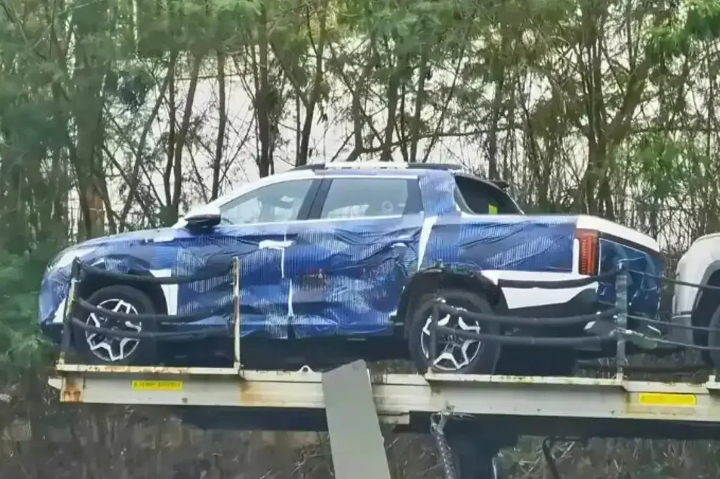 Conceito da picape BYD Shark em um cenário rural.