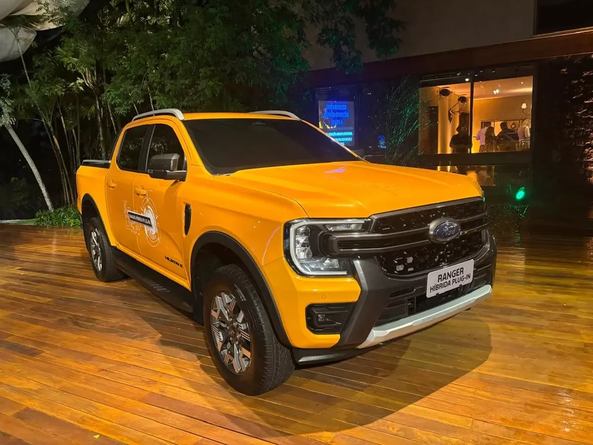 Ford Ranger H&iacute;brida Plug-in Flex em exibi&ccedil;&atilde;o.