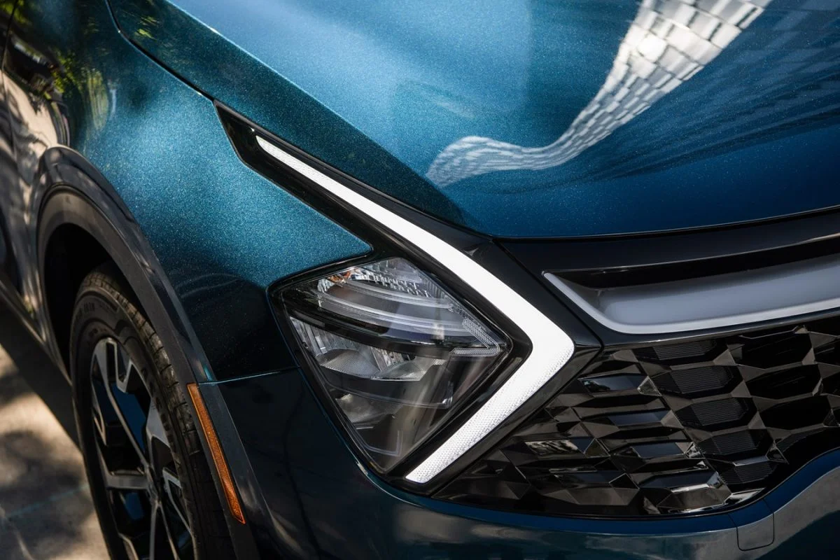 Detalhe do farol do Kia Sportage 2023.