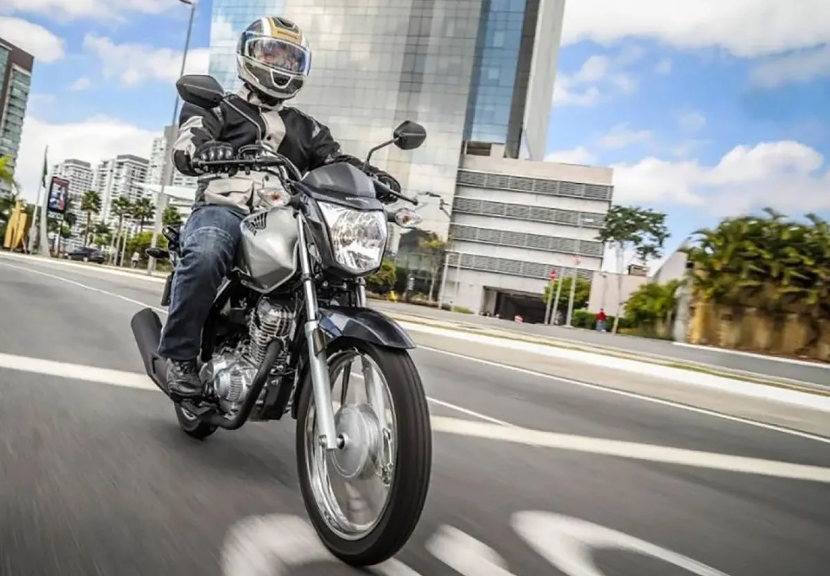 Moto em movimento no trânsito de cidade.