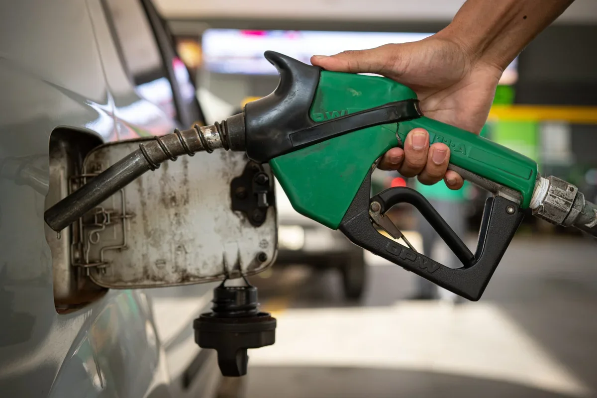 Pessoa abastecendo carro com gasolina.
