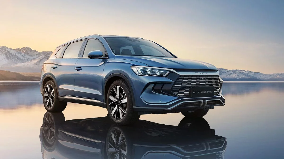 BYD Song Pro ao lado de um lago
