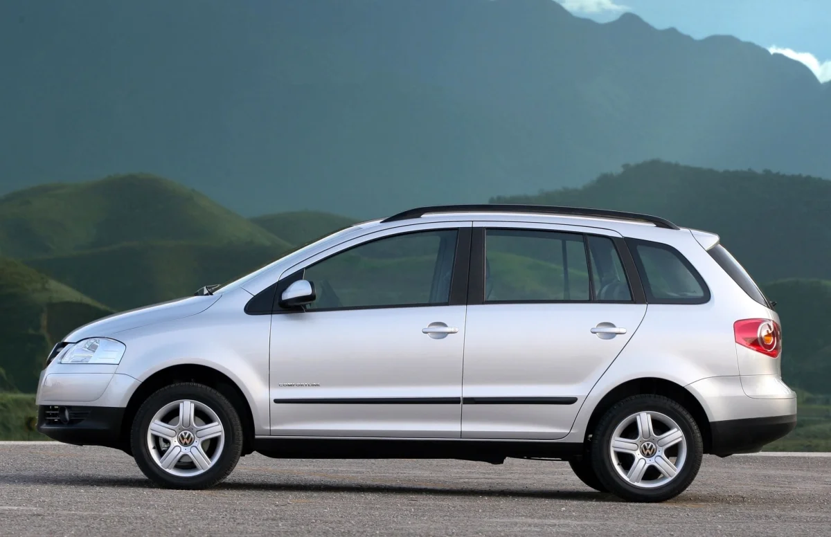 Volkswagen SpaceFox 2006 em um cenário montanhoso