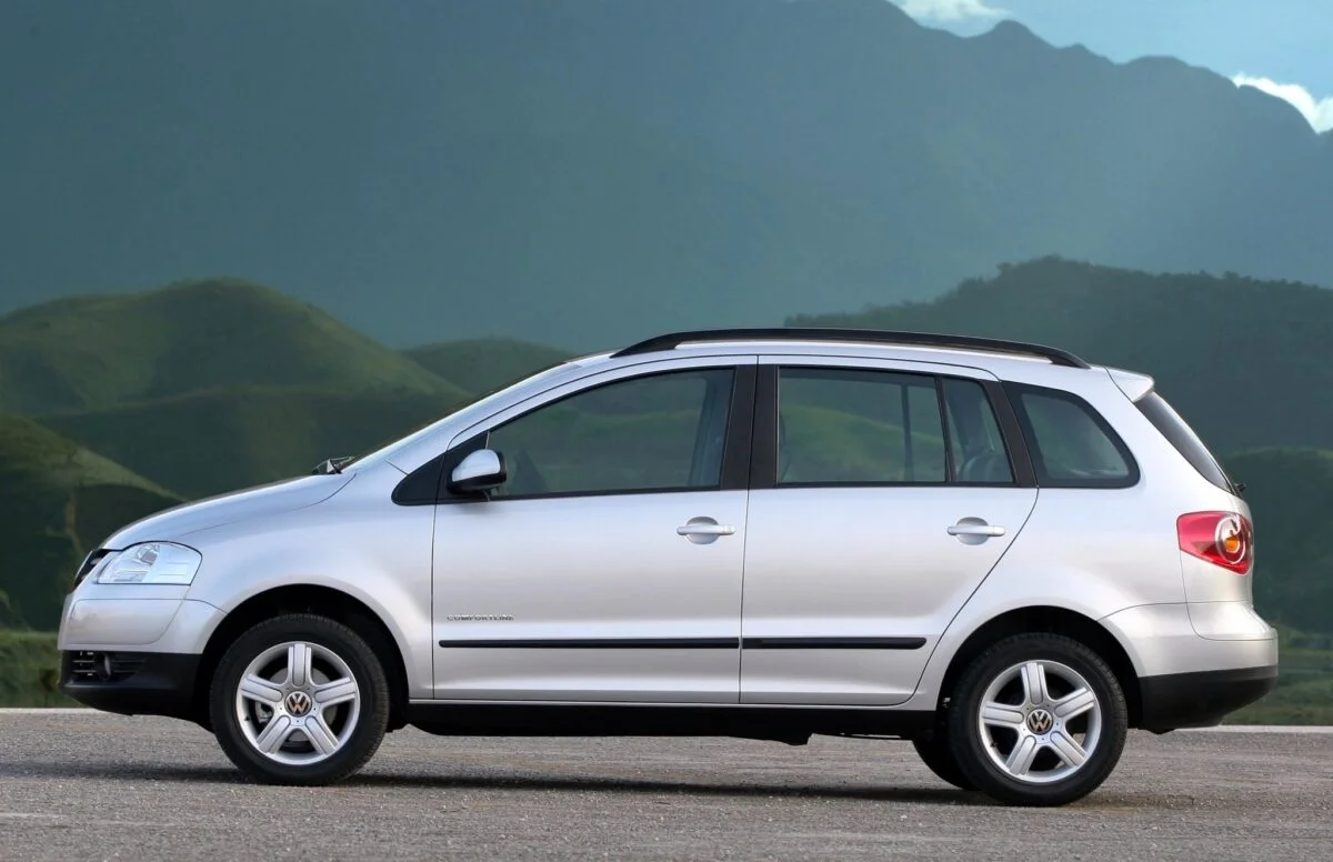 Volkswagen SpaceFox 2006 prata em cenário montanhoso.