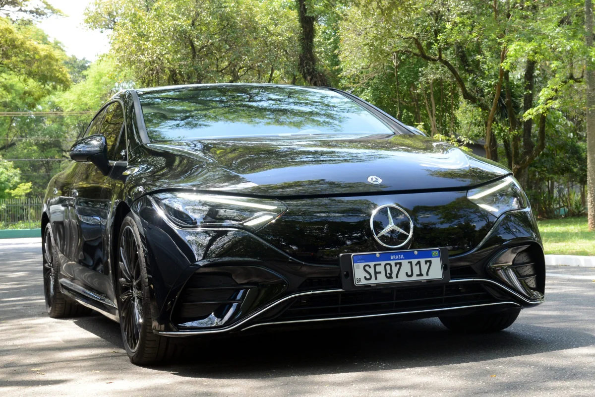 Carro Mercedes-Benz EQE 300 em uma rua arborizada.