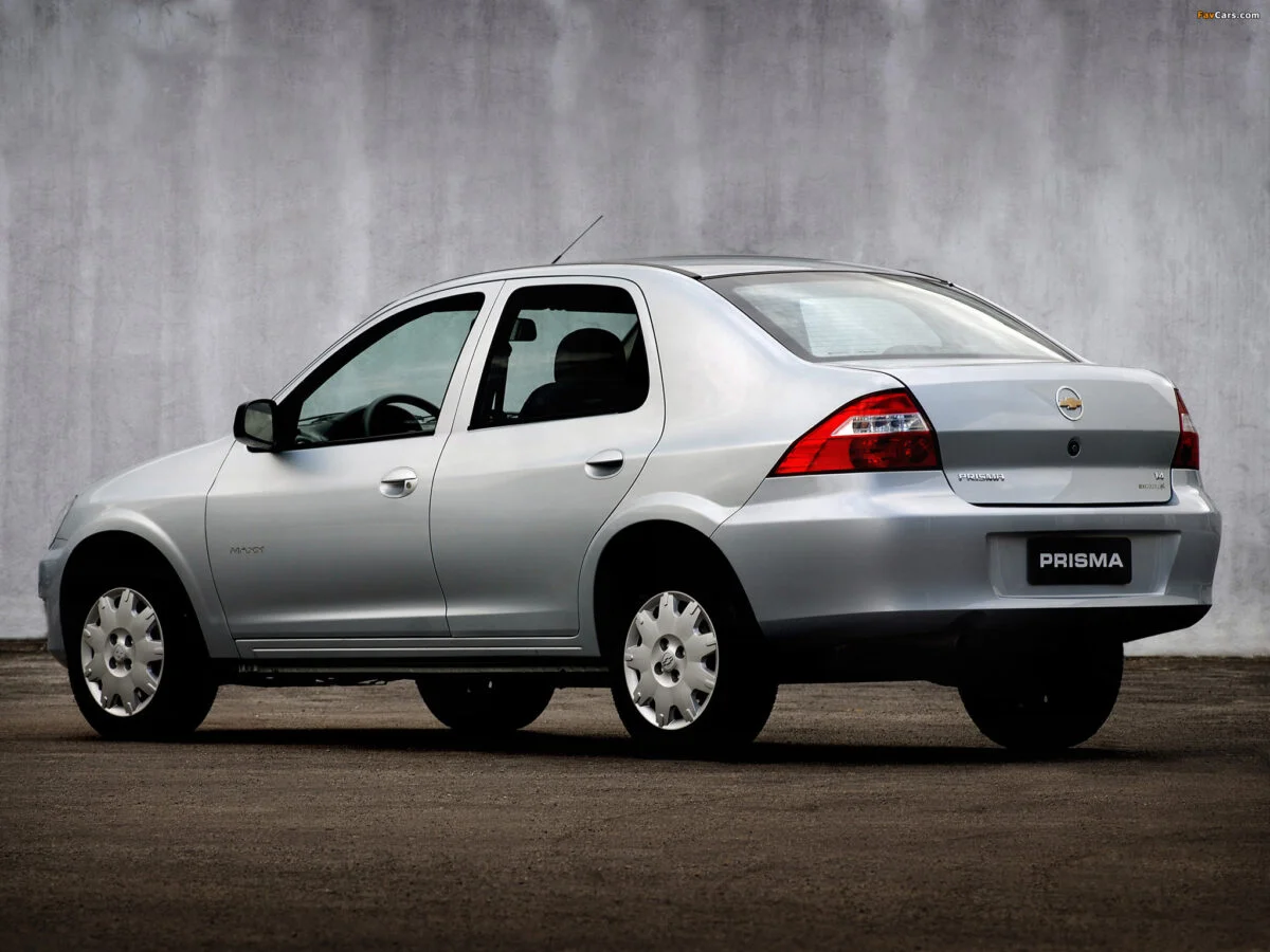 Chevrolet Prisma 2006 prateado.