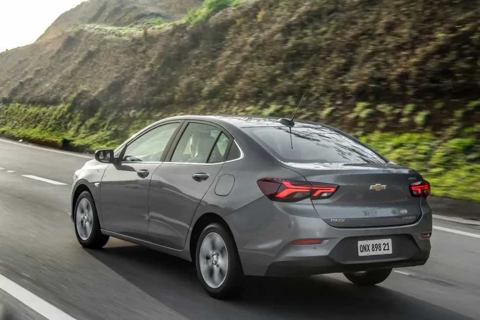 Chevrolet Onix em movimento em estrada.