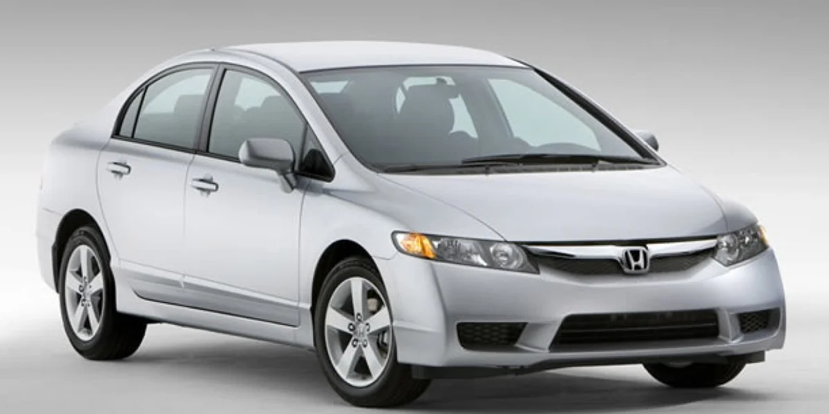 Honda New Civic 2006 prateado.