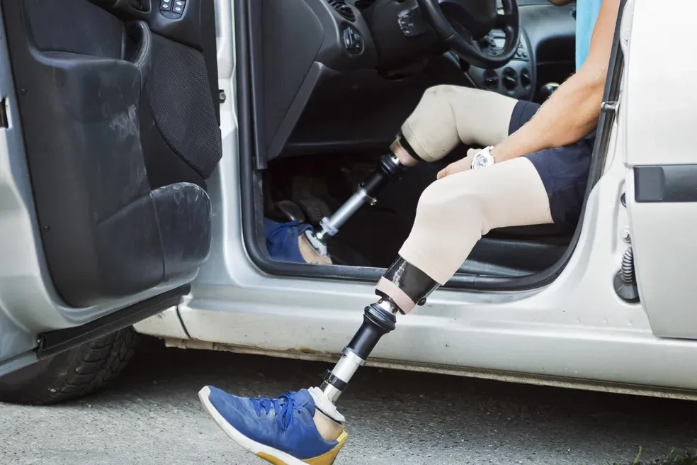 Pessoa com deficiência preparando-se para entrar no carro.