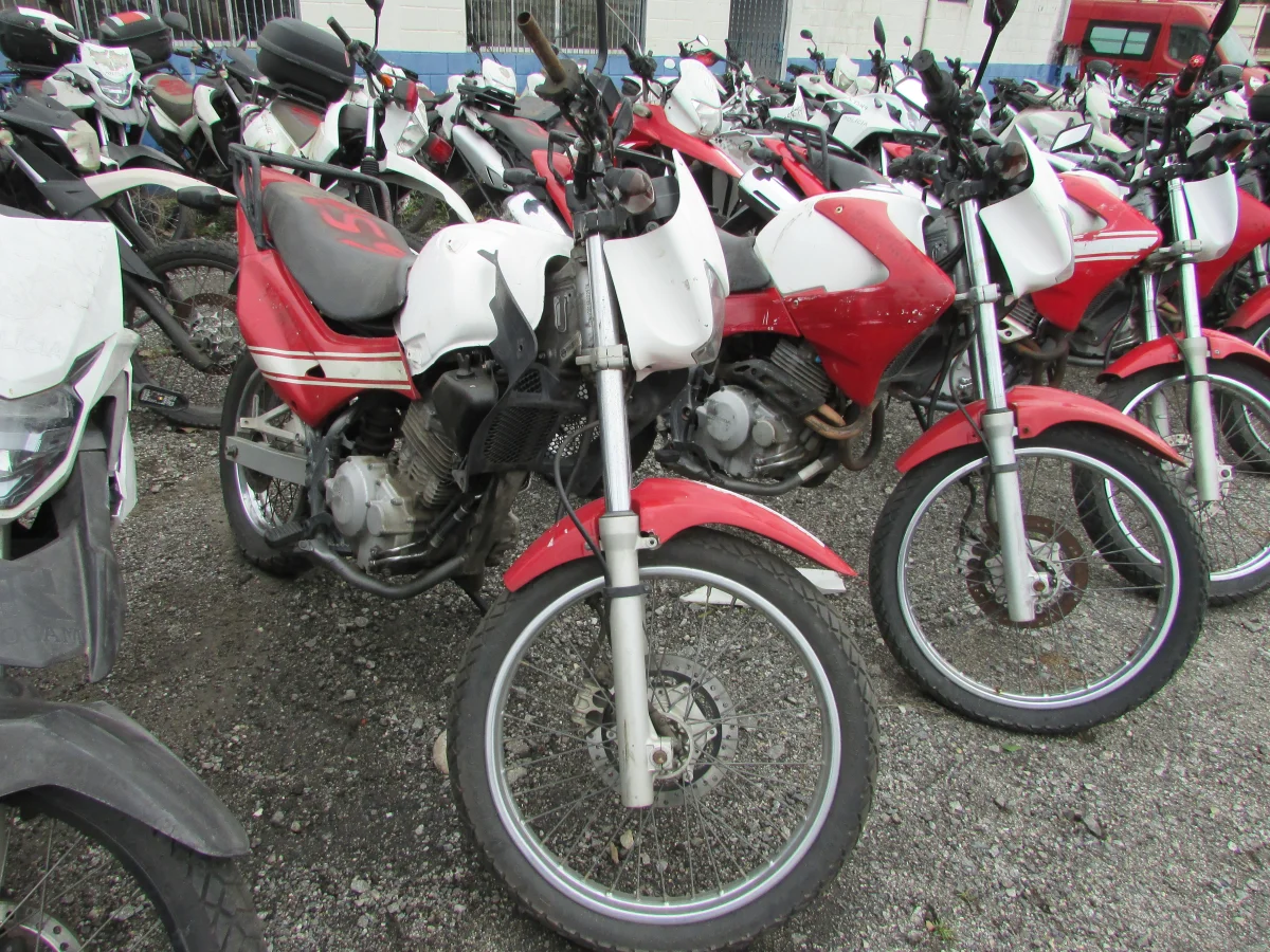 Motos estacionadas em um p&aacute;tio.