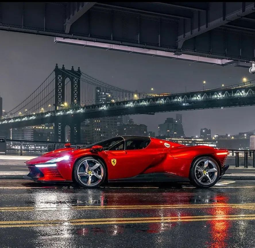 Ferrari Daytona SP3 em ambiente urbano noturno