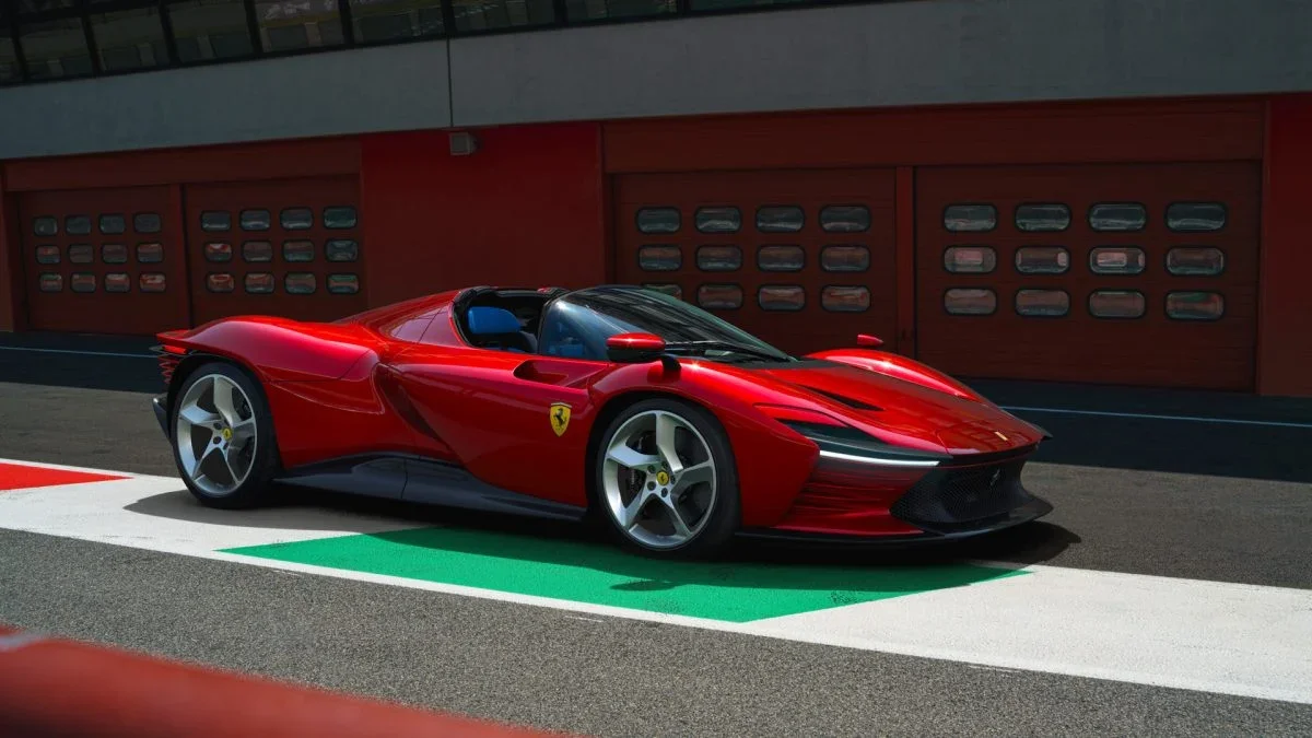 Imagem da Ferrari Daytona SP3 em um circuito.