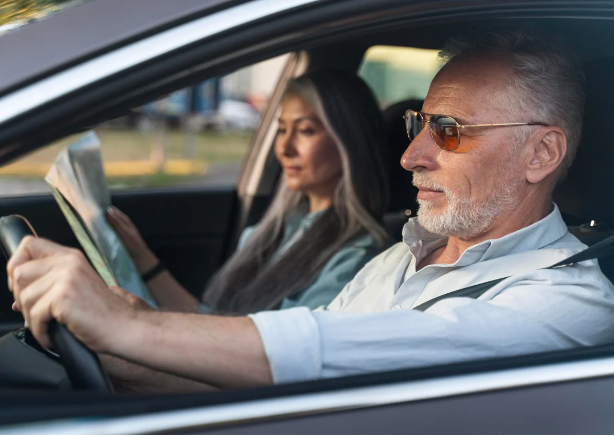 Casal idoso no carro discutindo o IPVA.