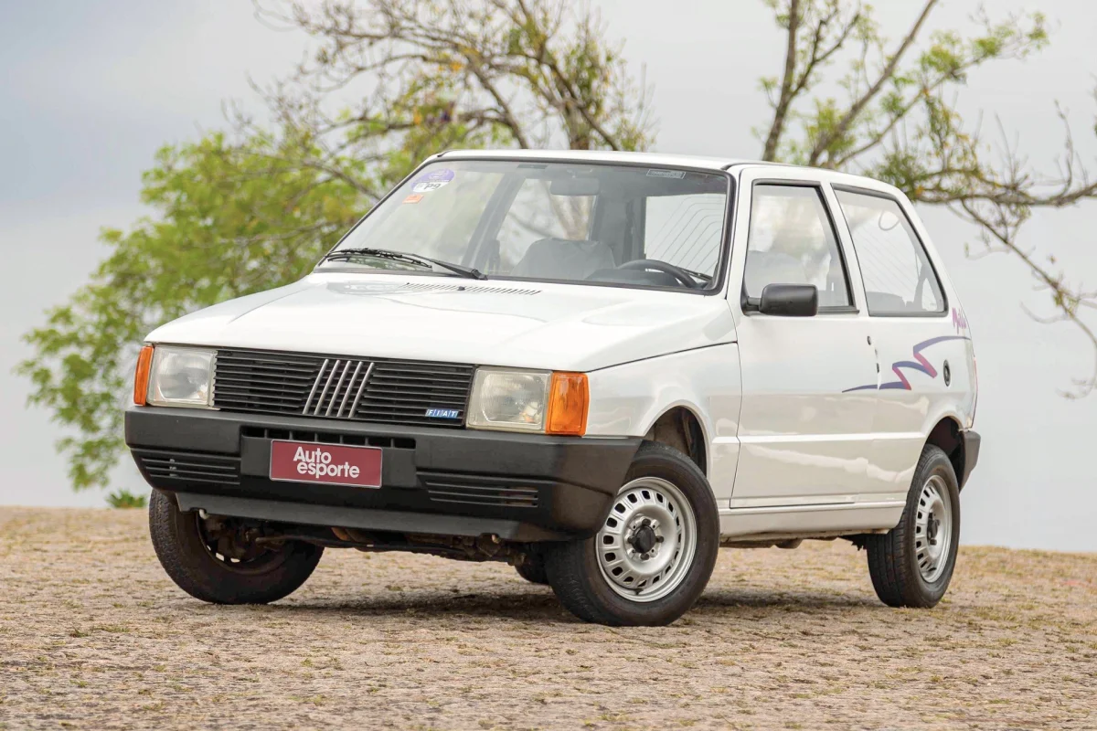 Fiat Uno 2006 estacionado