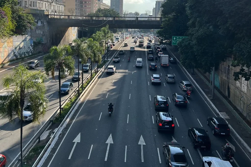 Tr&acirc;nsito intenso em avenida movimentada.