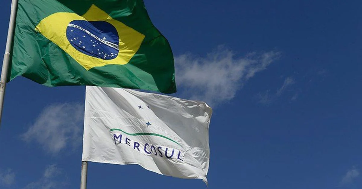 Bandeira do Mercosul ao lado da bandeira do Brasil