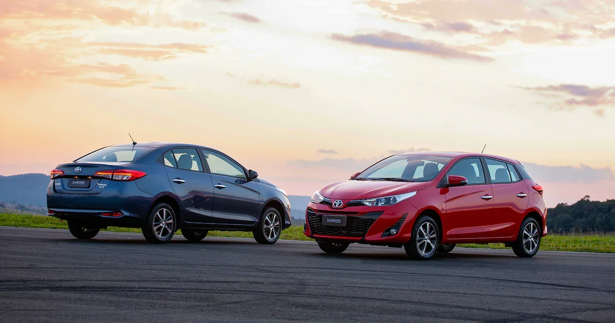Toyota Yaris Hatch e Sedã em um campo