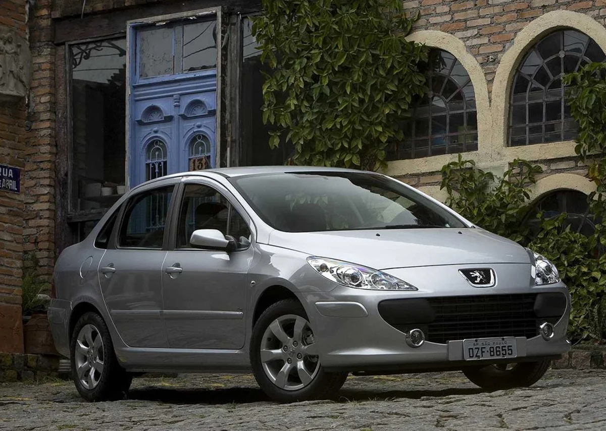 Peugeot 307 Sedan AT prata estacionado