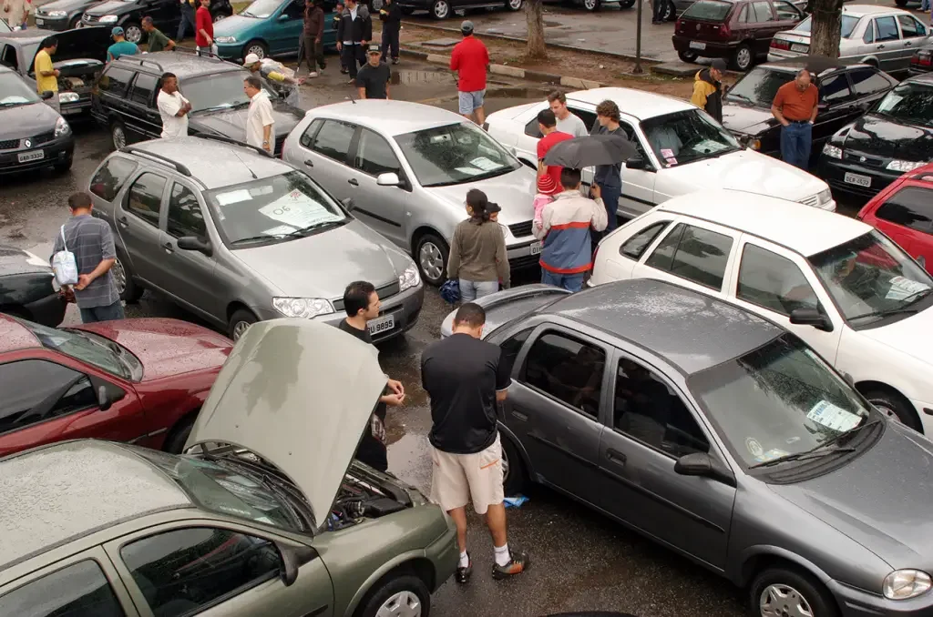 Feira de autom&oacute;veis usados movimentada