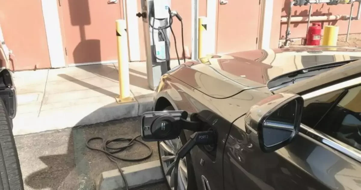 Estacionamento com infraestrutura para carregamento de carros elétricos.