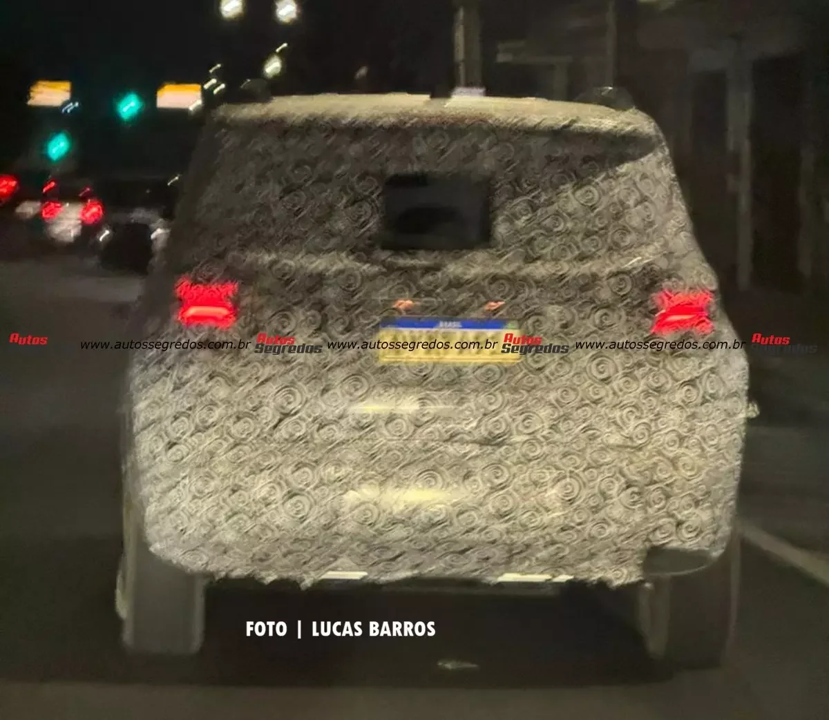 Jeep Renegade 2027 camuflado em ruas durante teste noturno.