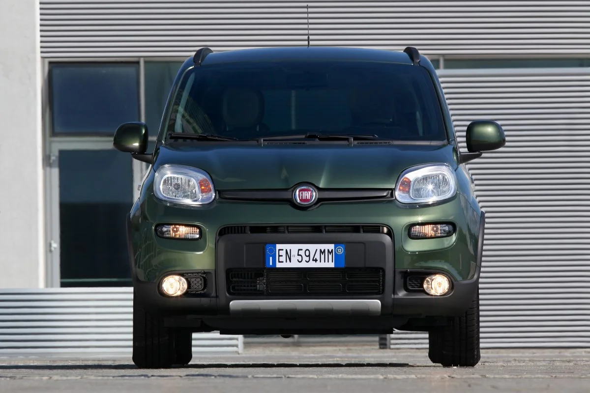 Carro Fiat Panda visto de frente.