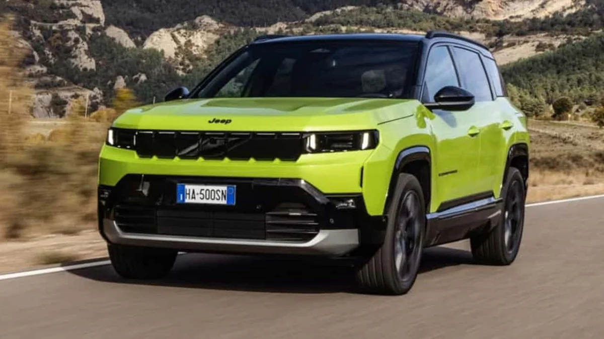 Jeep Compass em movimento.