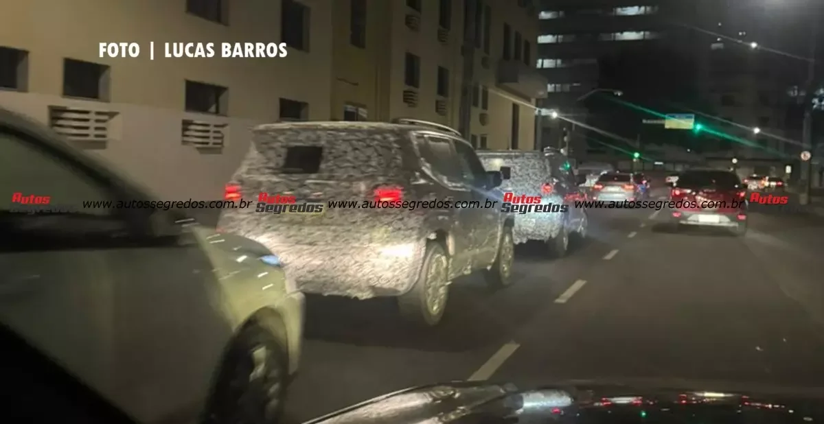 Jeep Renegade 2027 camuflado visto de trás em teste.