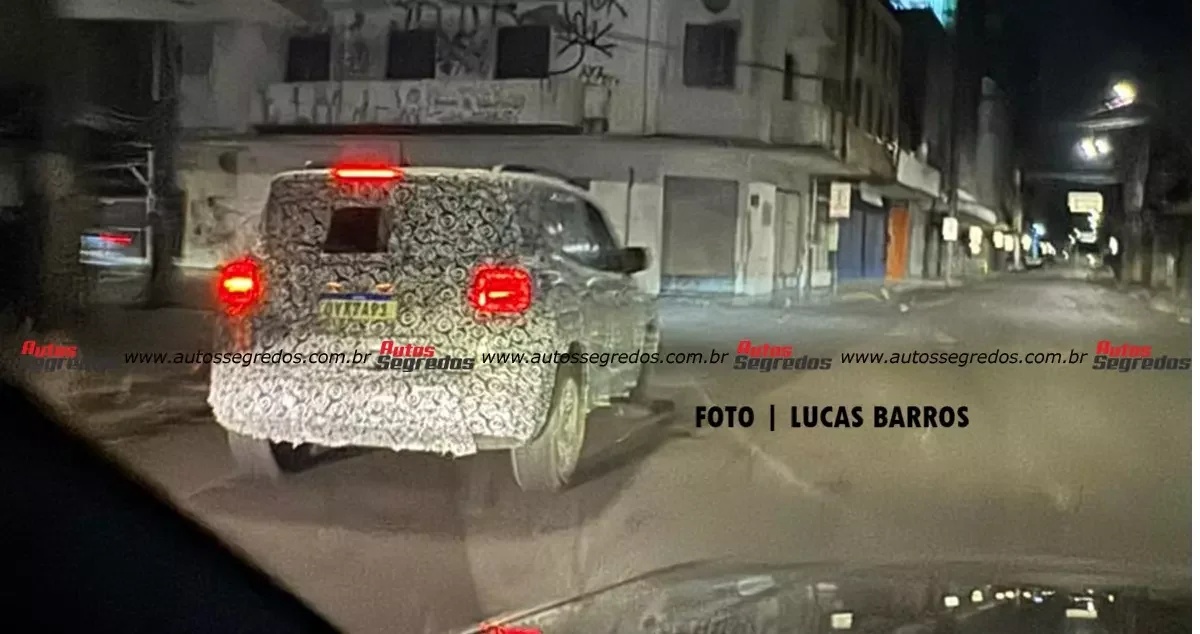 Visão traseira do Jeep Renegade 2027 camuflado durante teste.