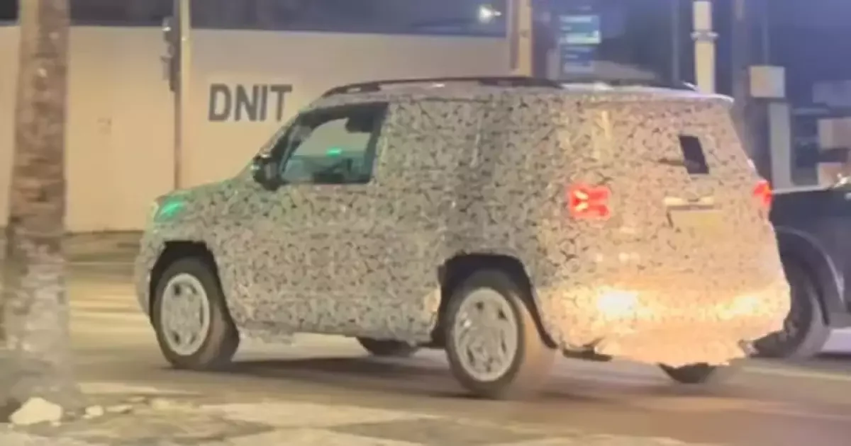 Jeep Renegade 2026 camuflado visto lateralmente.