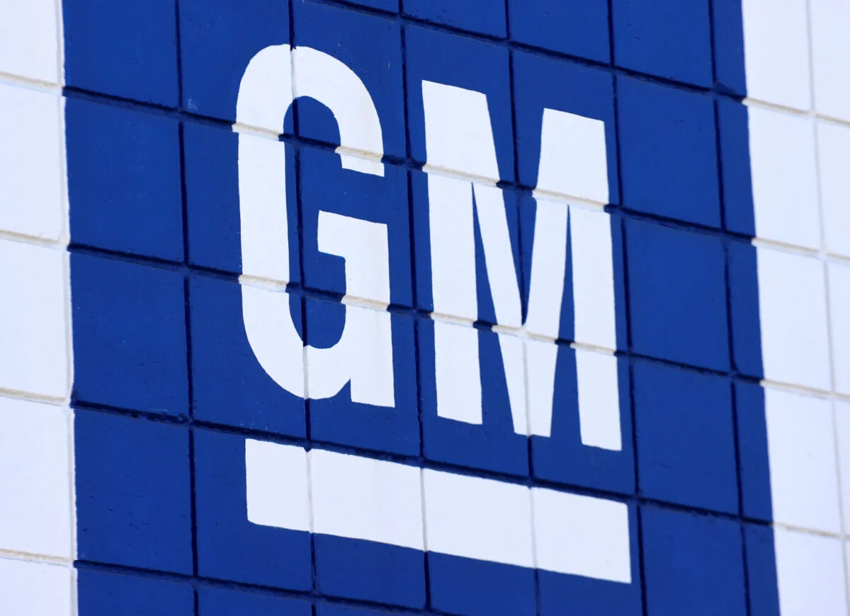 Logo da GM em mosaico azul.
