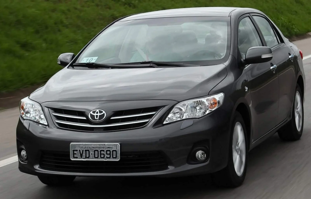 Toyota Corolla em movimento.