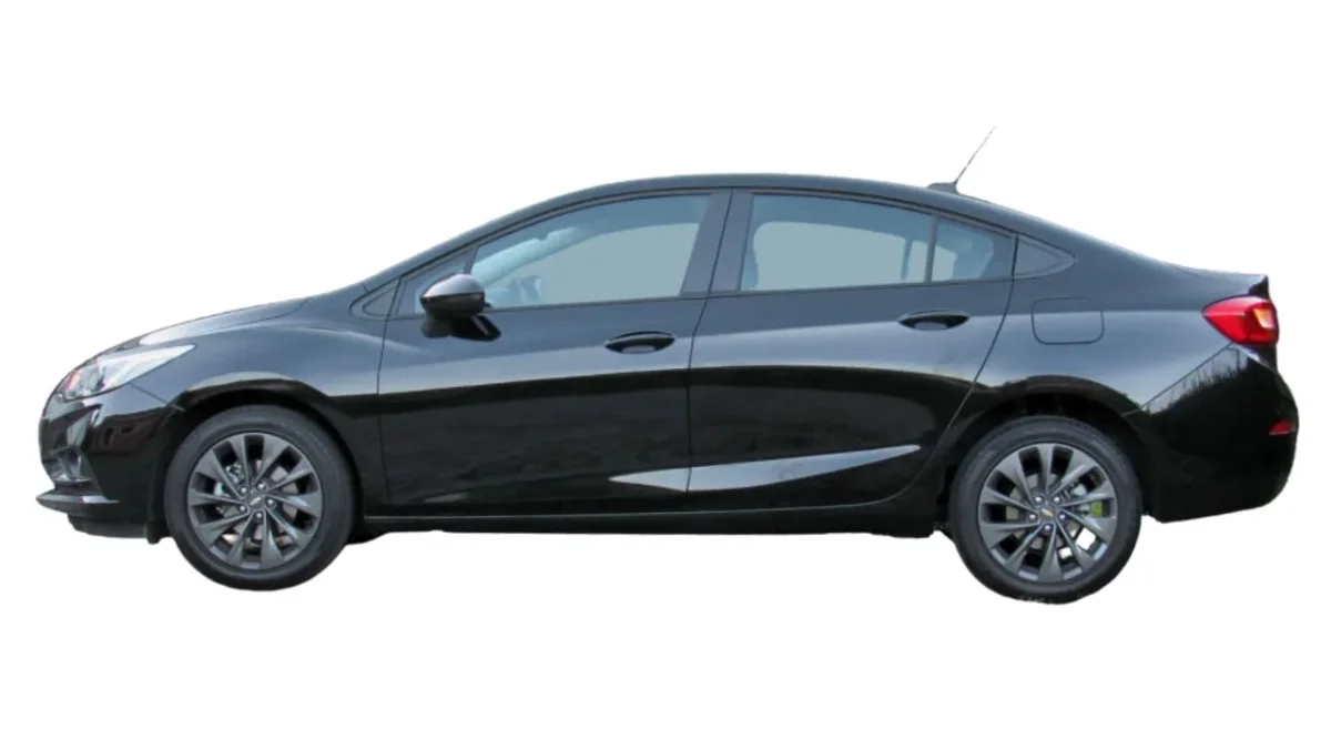 Chevrolet Cruze LT visto de lado.
