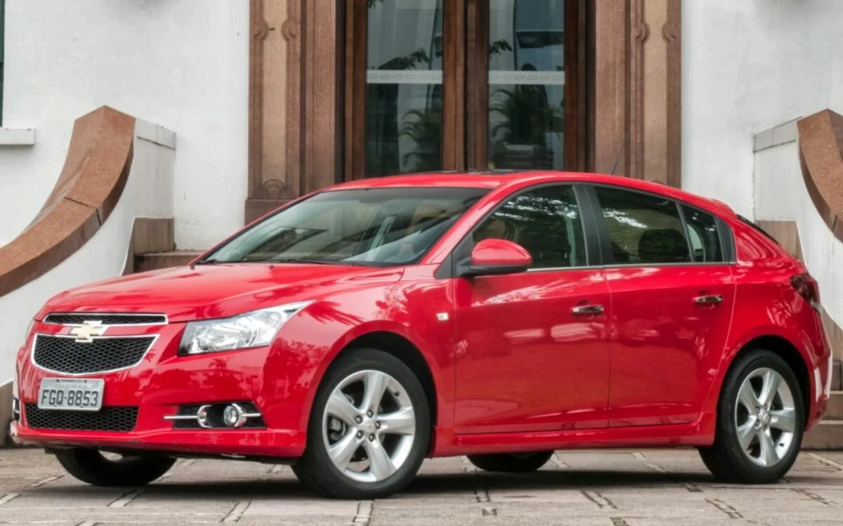 Chevrolet Cruze Hatch 2014 estacionado.