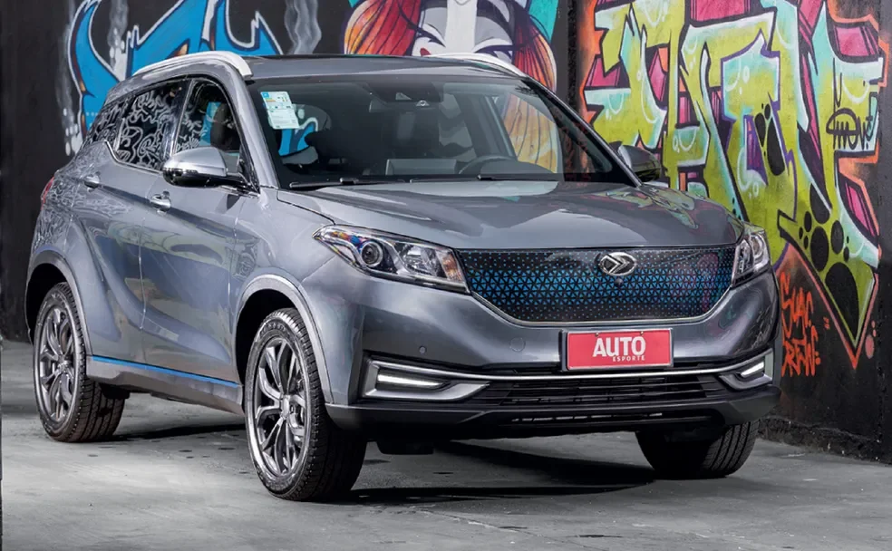 SUV el&eacute;trico Seres 3 em cen&aacute;rio urbano