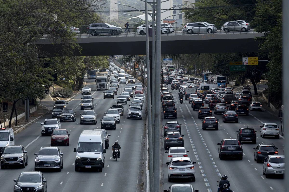 Tr&acirc;nsito intenso em uma grande avenida de S&atilde;o Paulo.