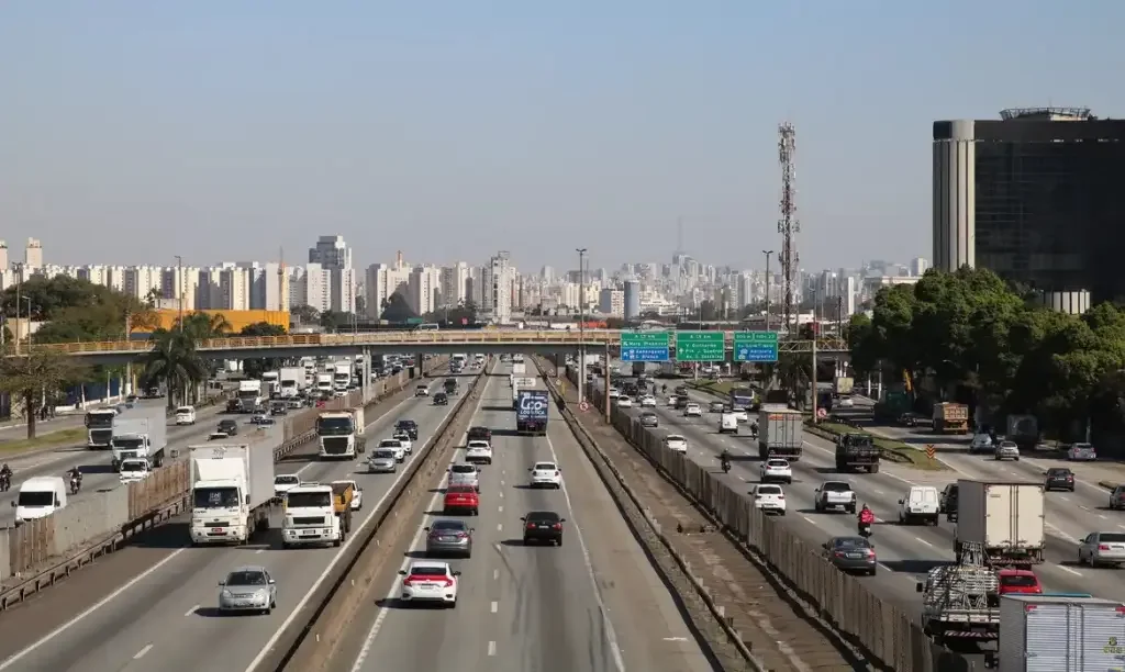 Vista a&eacute;rea de uma rodovia movimentada em S&atilde;o Paulo.