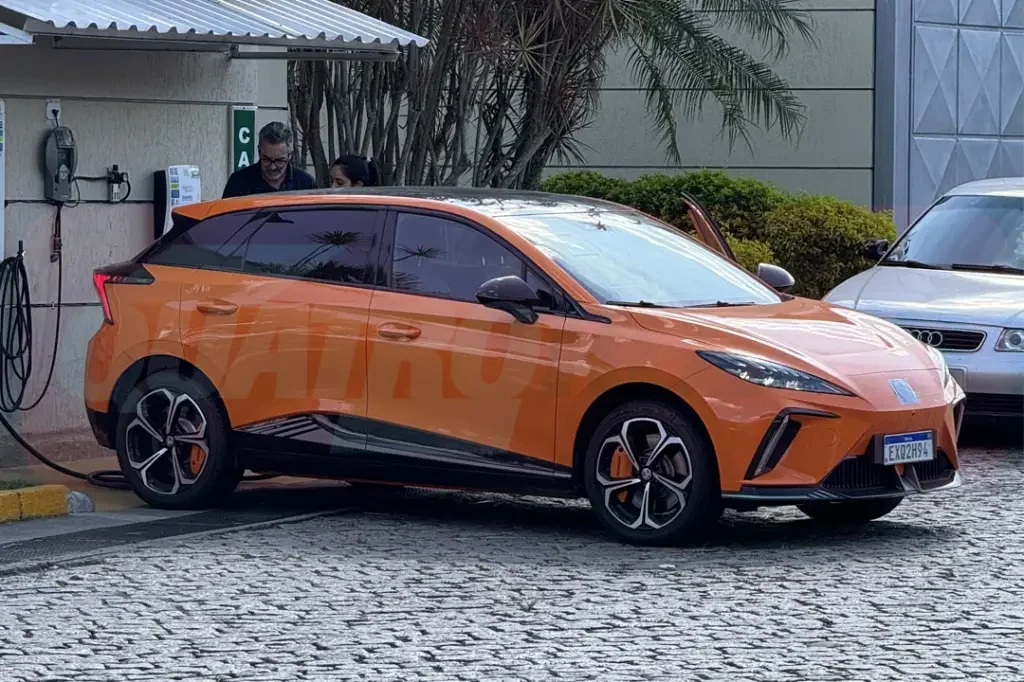 Carro el&eacute;trico MG4 visto em teste no Brasil