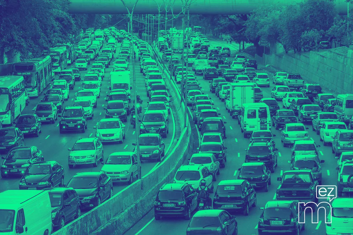 Tr&acirc;nsito intenso em uma grande cidade.