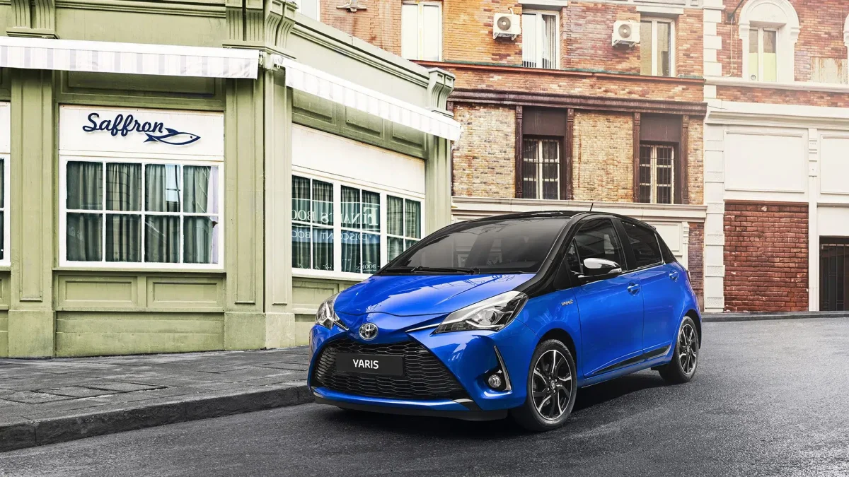 Toyota Yaris 2017 em frente a um prédio.