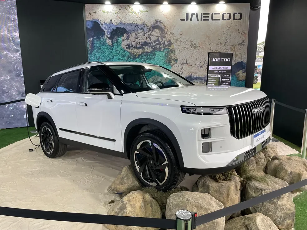 SUV el&eacute;trico Jaecoo 7 exibido em um evento