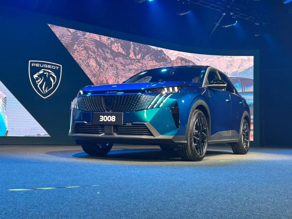 Imagem do Peugeot 3008 GT em uma apresentação de lançamento.