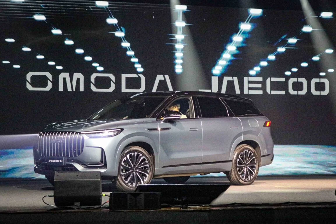 Imagem do SUV Jaecoo 8 durante um evento.