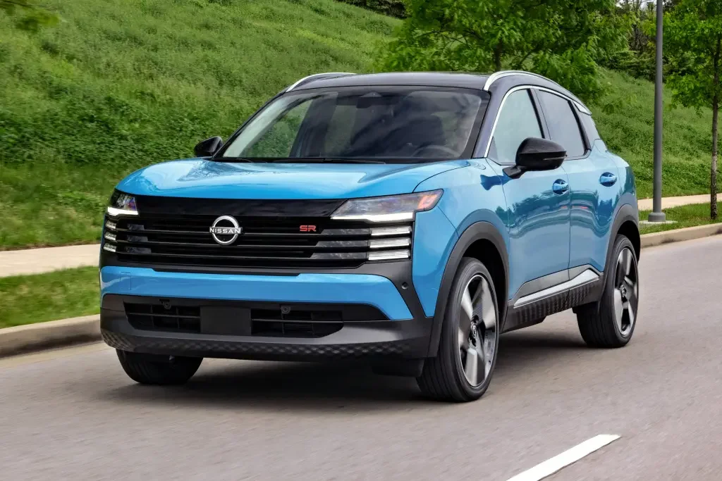 Novo modelo do Nissan Kicks 2026 em movimento.